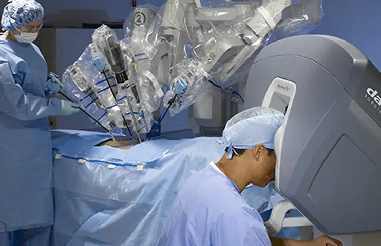 Technologie avancée pour chirurgie robotique assistée.